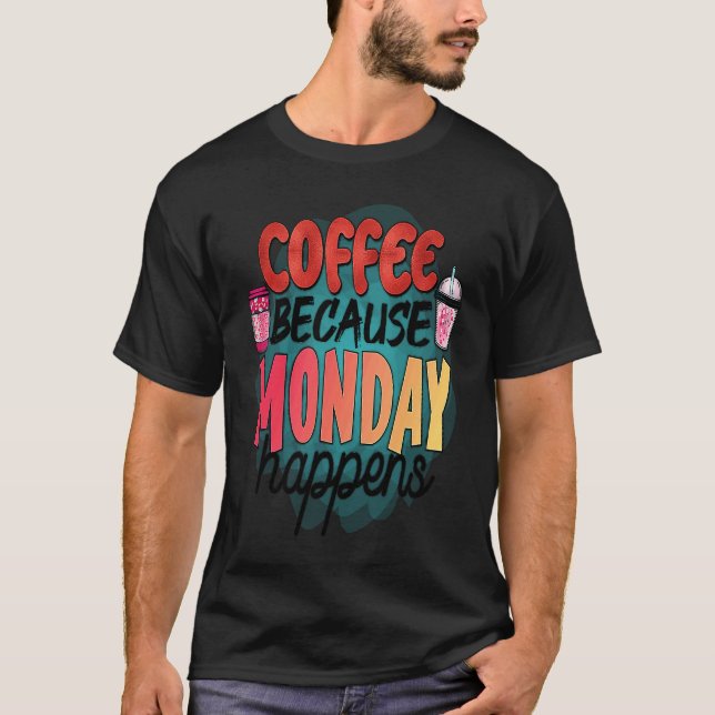 Camiseta Coffee Because Monday Happens  Caffeine Drinker  M (Frente)