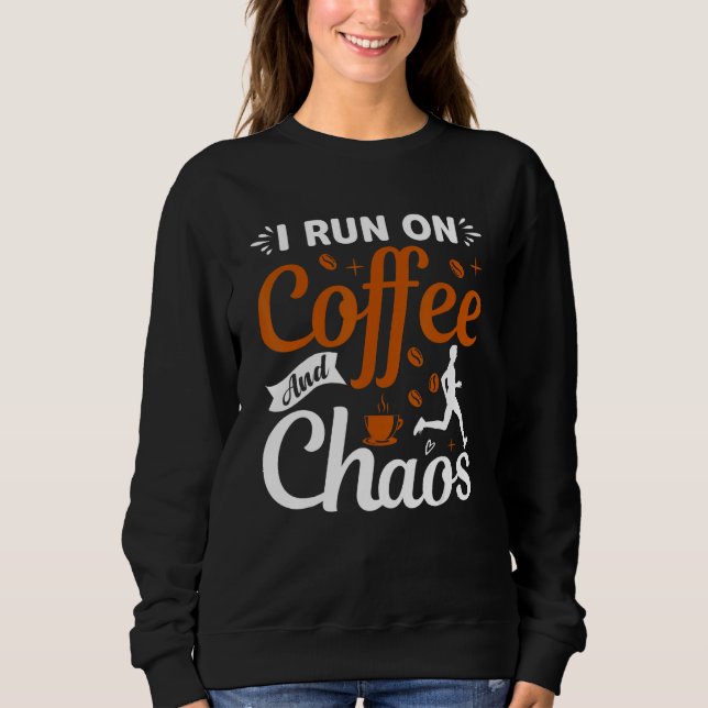 Camiseta coffee drinker saying I live on coffee and chaos 2 (Frente)