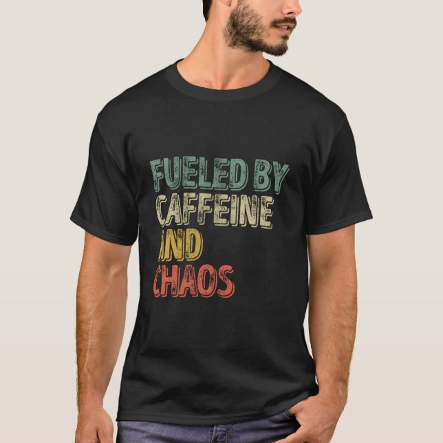 Camiseta Coffee Fueled By Caffeine And Chaos (Frente)