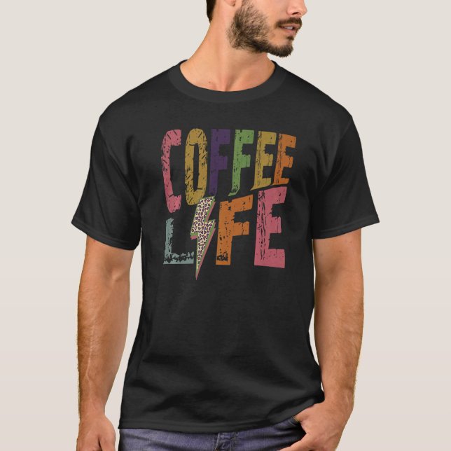 Camiseta Coffee Life Retro Coffee Caffeine Bebendo (Frente)