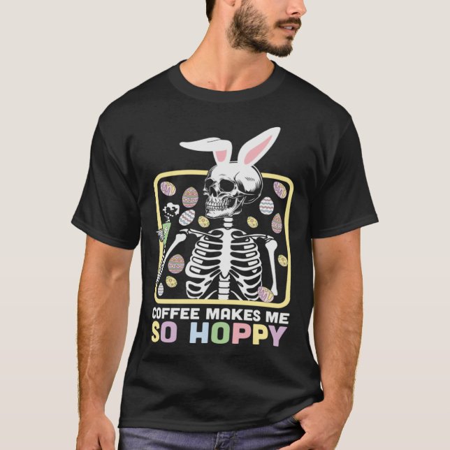 Camiseta Coffee Make Me so Happy Skeleton Easter Day Egg Hu (Frente)