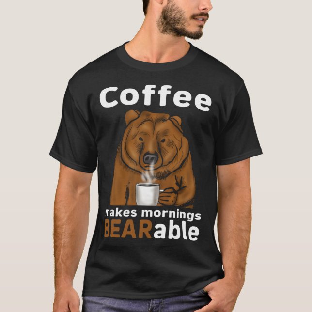 Camiseta Coffee Makes Mornings BEARable Coffee Bear (Frente)