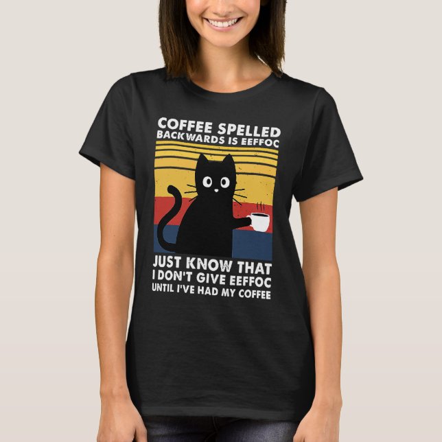 Camiseta Coffee Spelled Backwards is Eeffoc Funny Black Cat (Frente)