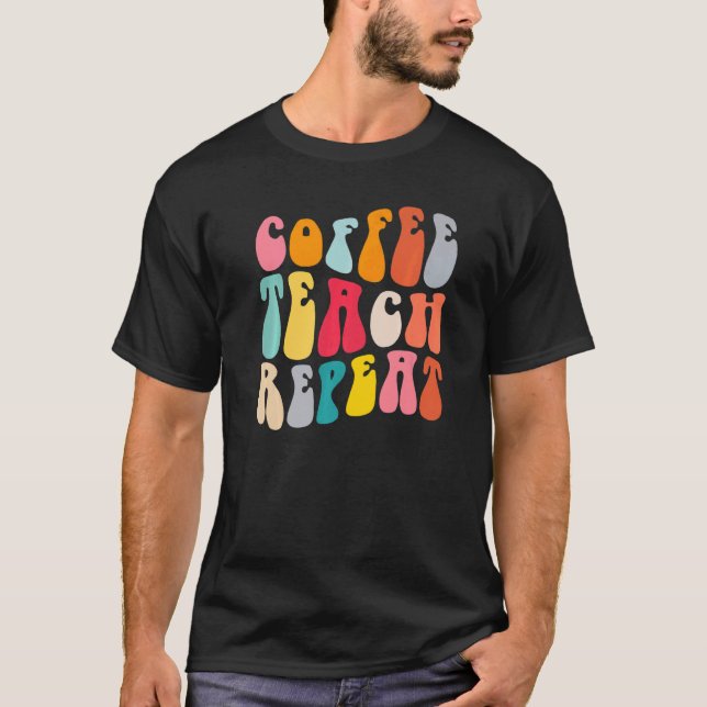 Camiseta Coffee Teach Repeat Retro Groovy Teacher Coffee (Frente)