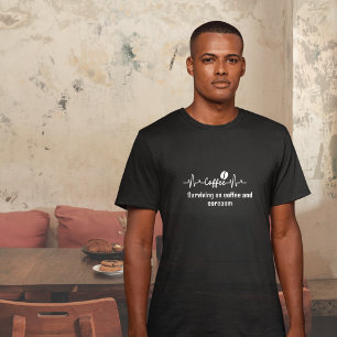 Camiseta Coffee Work Quote Sobrevivendo café e sarcasmo