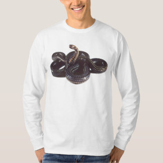 Camiseta Coiled e pronto para golpear o cobra