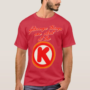 Camiseta Coisas Estranhas Estão A Pé