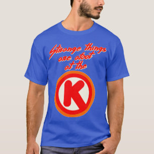 Camiseta Coisas Estranhas Estão A Pé
