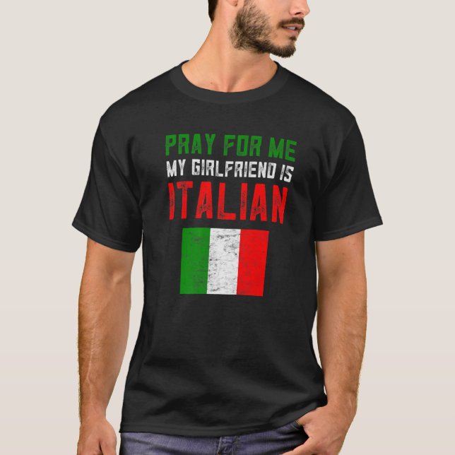 Camiseta Coisas Italianas Engraçadas Rezam Por Mim Minha Na (Frente)