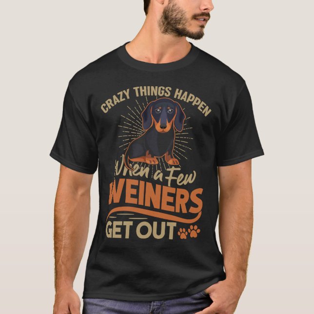 Camiseta Coisas Loucas Acontecem Quando Alguns Weiners Saem (Frente)