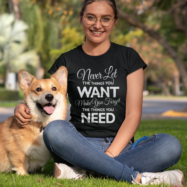 Camiseta Coisas que você quer versus precisa de uma camiset (Criador carregado)