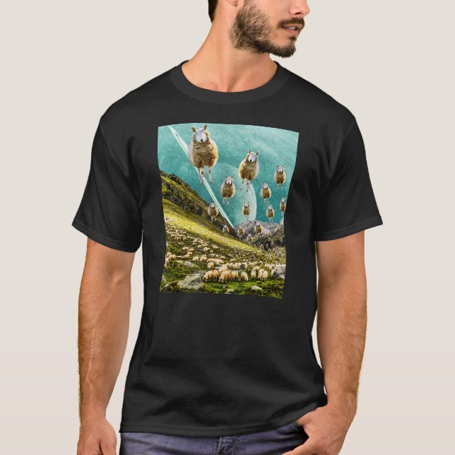 Camiseta Colagem de Arte Surreal Engraçada com Ovinos Voado (Frente)
