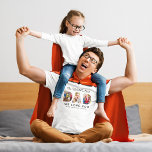 Camiseta Colagem de Fotos Personalizada da Família do Melho<br><div class="desc">Crie um na moda e um presente memorável para o Pai "O Melhor do Mundo" este Dia de os pais ou qualquer dia! Esta camiseta personalizada apresenta uma colagem de três fotos familiares favoritas das crianças desenhadas como um design de tipografia sans moderno e ousado. Personalize o texto personalizado com...</div>