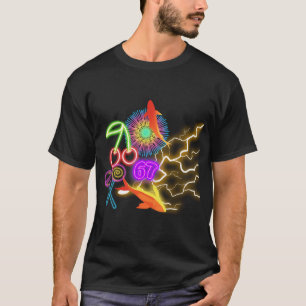 Camiseta Colagem Neon Retro Vibrante - Peixe Koi Cyberpunk 