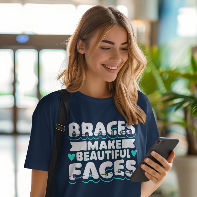 Camiseta Colchões fazem belos rostos, dentistas (Braces Make Beautiful Faces Womens Navy Blue T-Shirt)