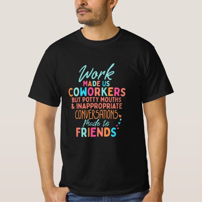 Camiseta Colegas Engraçados Citam, O Trabalho Nos Fez Coleg (Frente)