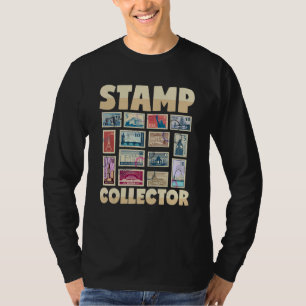Camiseta Coletor de Carimbos em Frente de Posto de Letras