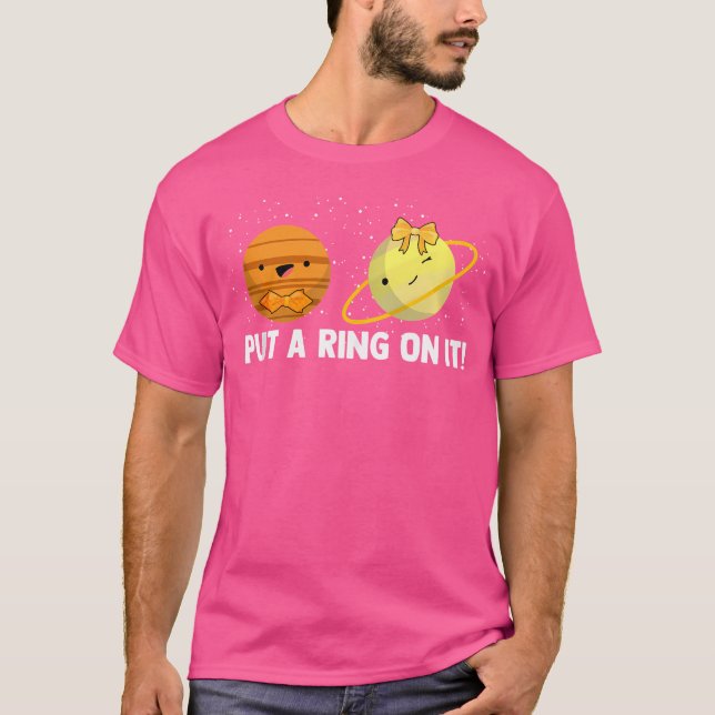 Camiseta Coloque Um Anel Em Seu Planeta Adora Espaços Ciênc (Frente)