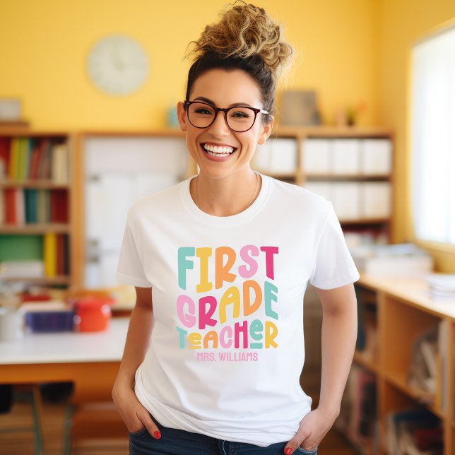 Camiseta Colorful First Grade Teacher Text Design (Criador carregado)