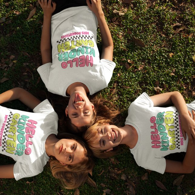 Camiseta colorida do jardim de infância do profess (Criador carregado)