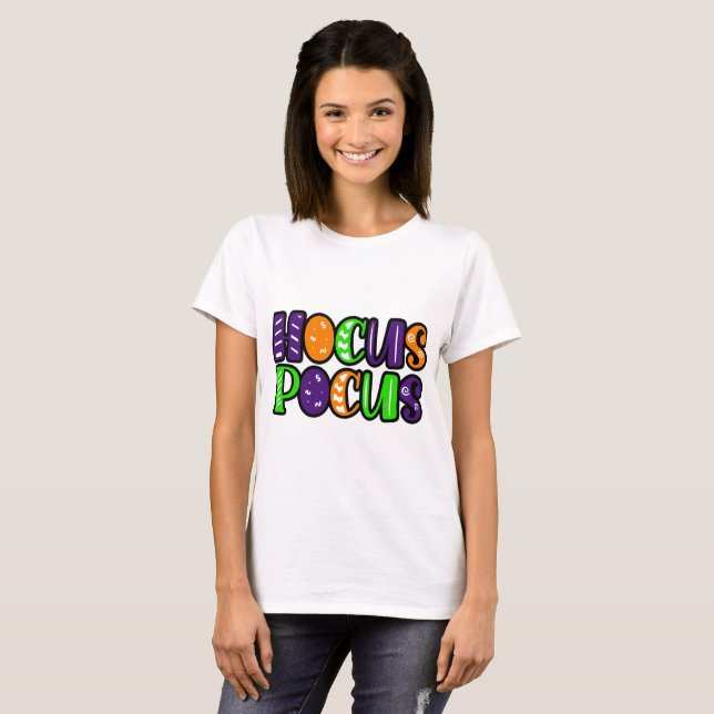 Camiseta Colorida Hocus Pocus - Retrô Groovy Witch (Frente Completa)