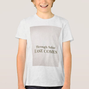 Camiseta Com a facilidade do sabar vem, o design islâmico m