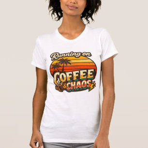 Camiseta com a inscrição Running on Coffee & Chaos