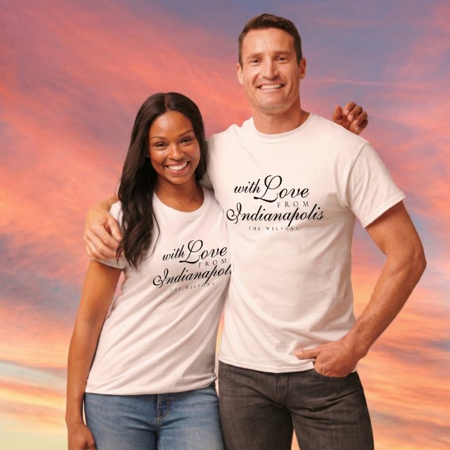 Camiseta Com Amor da Estação de Presentes de Casamento (Ditch the expected wedding favors and gift your wedding guests something they'll actually use! )