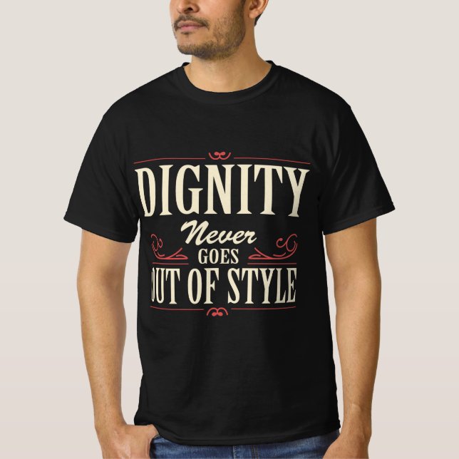 Camiseta com Citação 'Dignidade Nunca Sai de Moda' (Frente)