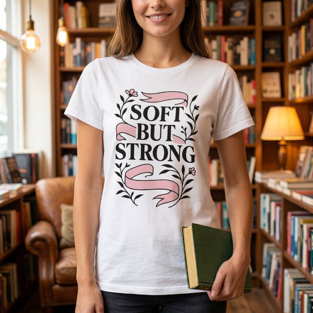 Camiseta com Citação Feminina Macia Mas Forte (Criador carregado)