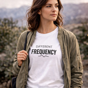Camiseta com Citação Minimalista de Frequência Dif