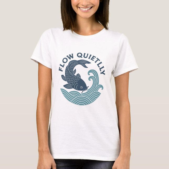 Camiseta com Emblema de Peixe Koi Fluindo Silencio (Frente)