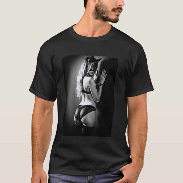 Camiseta com Garota - Garota em Máscara de Gato e  (Frente)