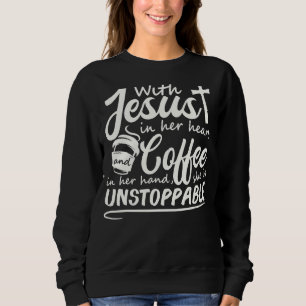 Camiseta Com Jesus Em Seu Coração E Café Em Sua Mão Ela U