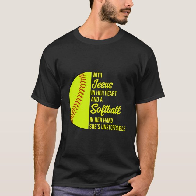 Camiseta Com Jesus Em Seu Coração Ela É Um Softball Implacá (Frente)