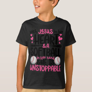 Camiseta Com Jesus No Coração E Uma Bola De Softbol Ela É I