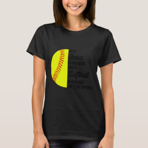 Camiseta Com Jesus No Coração E Uma Bola De Softbol Ela É I