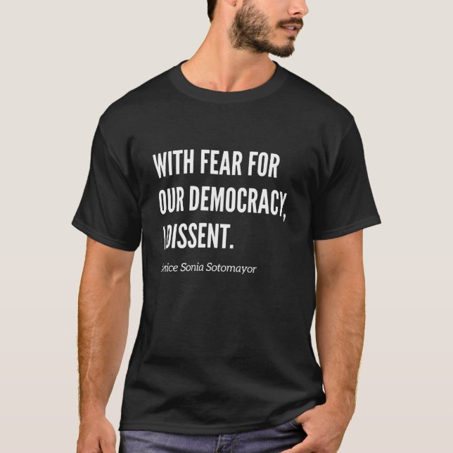 Camiseta Com Medo Da Nossa Democracia, Discordo Da Justiça (Frente)
