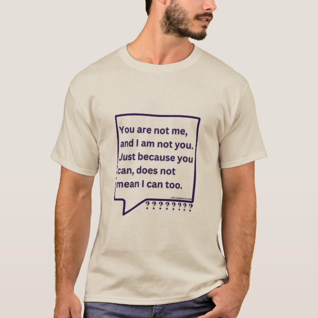 Camiseta com poema de pensamento 'Você não é eu' (Frente)