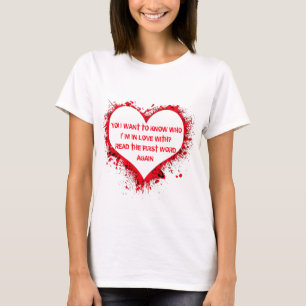 Camiseta Com quem estou apaixonado, texto engraçado em verm