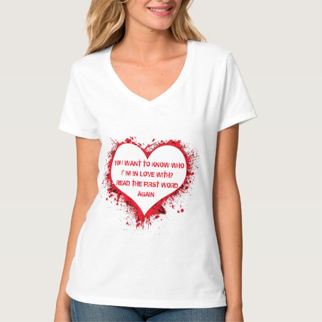 Camiseta Com quem estou apaixonado, texto engraçado em verm (Frente)