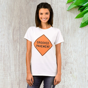 Camiseta com Sinal de Estrada de Pavimento Sulcado