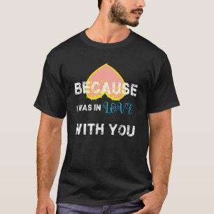 Camiseta Com Texto Inglês Porque Eu Estava Apaixonado Por V