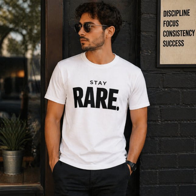 Camiseta com Tipografia Mínima Stay Rare (Criador carregado)
