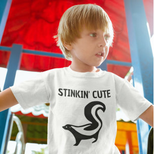 CAMISETA COM TROCADILHO DE BEBÊ FOFO FEDORENTO DE 
