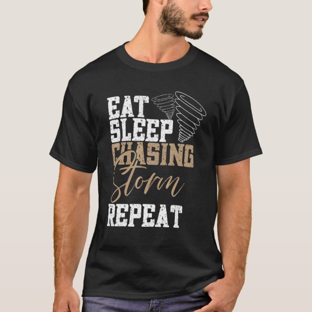 Camiseta Coma Dormir Caça Tempestades Repita Caçador de Tor (Frente)