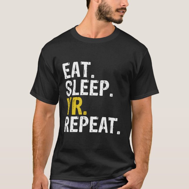 Camiseta Coma O Sono Vr Repetir Presente (Frente)
