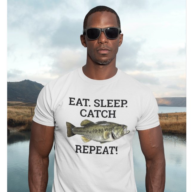 Camiseta Coma Sono Pega Boca Largemouth Pesca Engraçada (Funny fishing shirt for the bass fishing addict. A lunker largemouth bass. Eat. Sleep. FISH. Repeat!)
