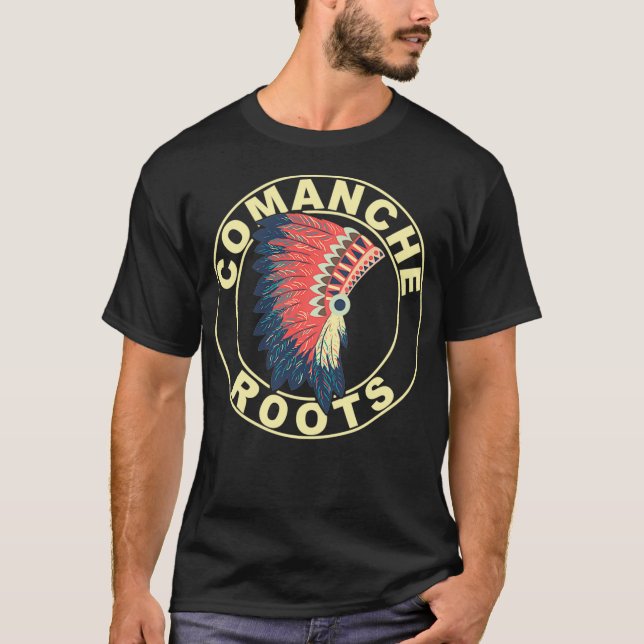 Camiseta Comanche Roots Headdress Native American Comanche  (Frente)