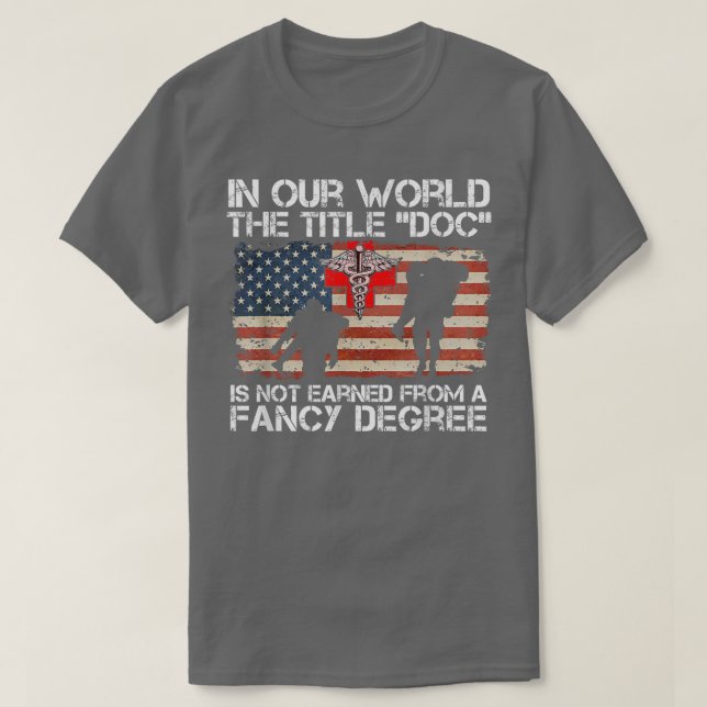Camiseta Combat Medic Title Doc Is Not Earned From A Fancy  (Frente do Design)